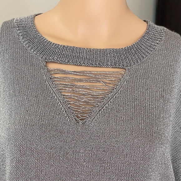 CCO PRICE DROP 🔥🔥 Lane Bryant Cut Out Relaxed Fit Gray Top Size 18/20 - Picture 4 of 7